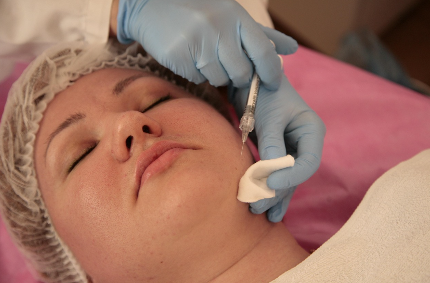 Beauty Clinic in Seoul : A certified dermatologist performing a precise anti-aging lifting treatment using a high-tech energy device