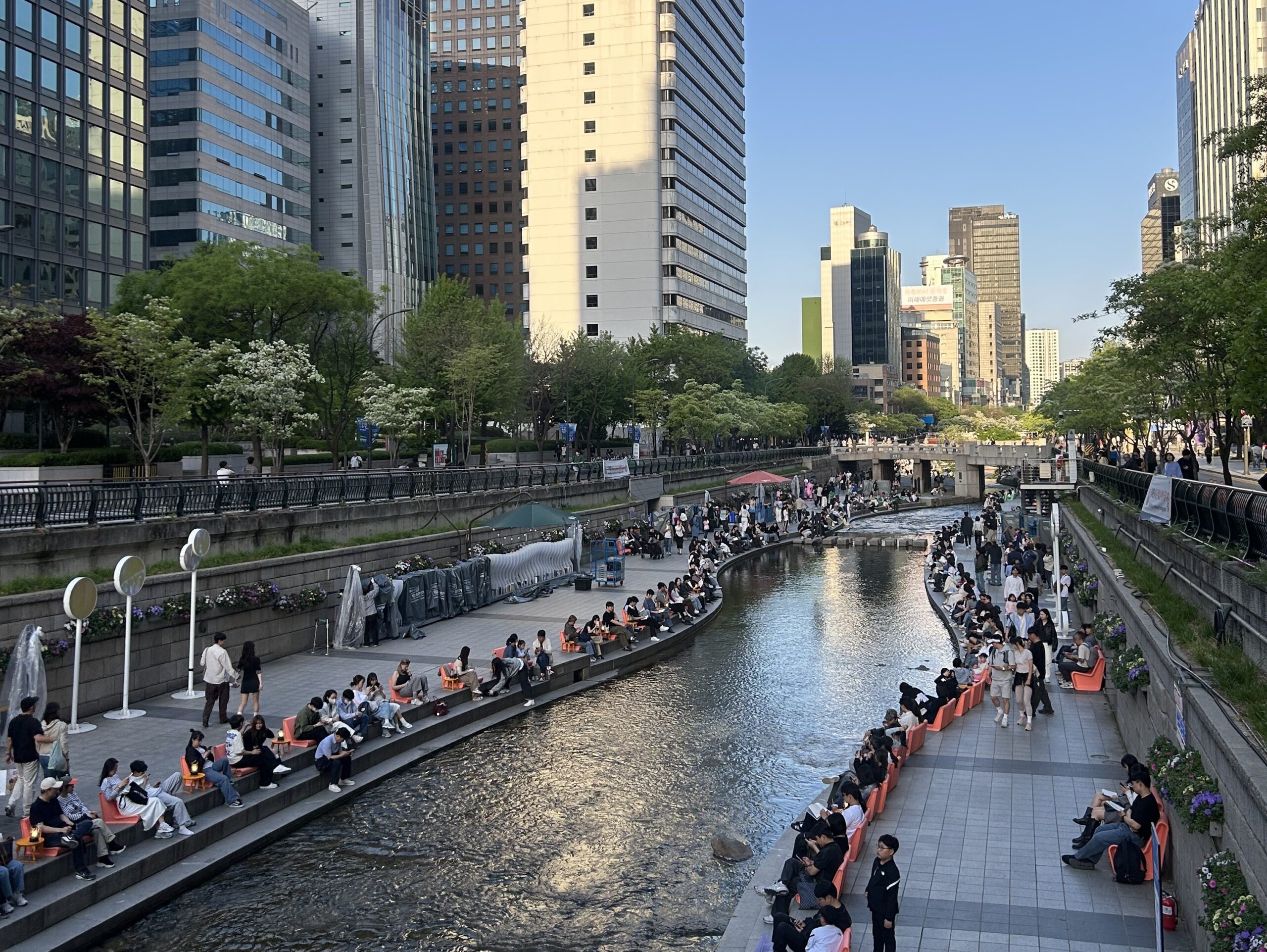 Seoul Travel Guide: the view of Cheonggyecheon