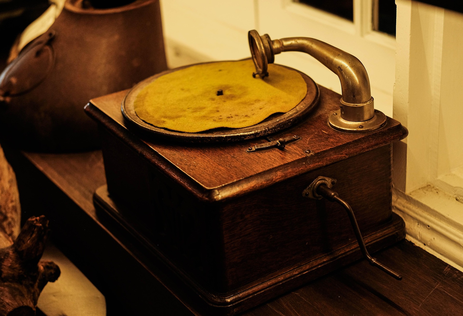 A classic golden gramophone trophy representing the Grammy Awards