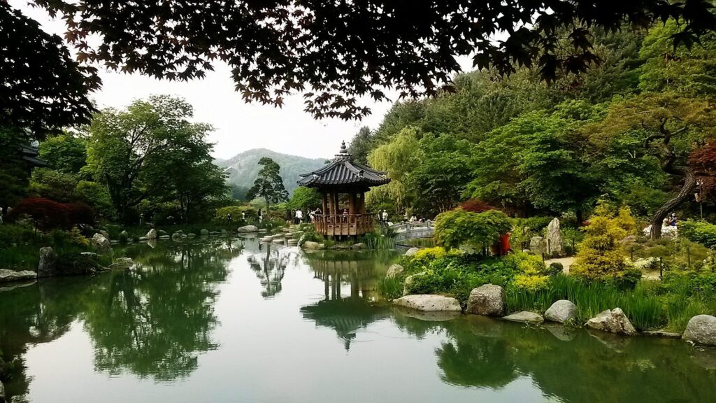 Where K-Pop Idols Live in Seoul : old Korea traditional luxury house
